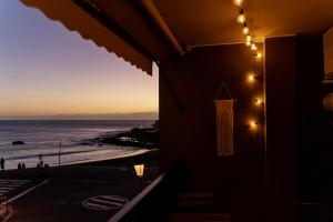 een kamer met uitzicht op de oceaan bij zonsondergang bij Casa Arjuna in Valle Gran Rey