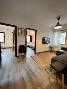 ein leeres Wohnzimmer mit Sofa und TV in der Unterkunft Centro Historico Valentin Palencia Vut 09/440 in Burgos