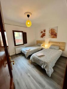 1 Schlafzimmer mit 2 Betten und einer Leuchte in der Unterkunft Centro Historico Valentin Palencia Vut 09/440 in Burgos