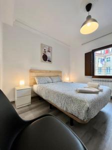 ein Schlafzimmer mit 2 Betten und einem Stuhl darin in der Unterkunft Centro Historico Valentin Palencia Vut 09/440 in Burgos