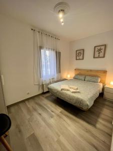 Schlafzimmer mit einem Bett und Holzboden in der Unterkunft Centro Historico Valentin Palencia Vut 09/440 in Burgos