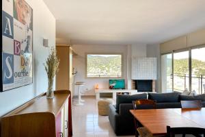 Posedenie v ubytovaní Pool and sea views apartment with 1 parking space