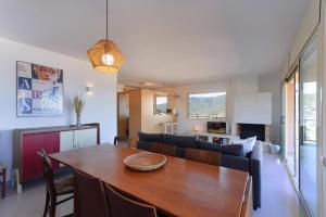 Posedenie v ubytovaní Pool and sea views apartment with 1 parking space