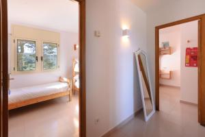 Posteľ alebo postele v izbe v ubytovaní Pool and sea views apartment with 1 parking space