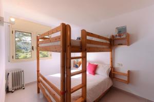 Posteľ alebo postele v izbe v ubytovaní Pool and sea views apartment with 1 parking space