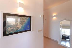 Televízia a/alebo spoločenská miestnosť v ubytovaní Pool and sea views apartment with 1 parking space