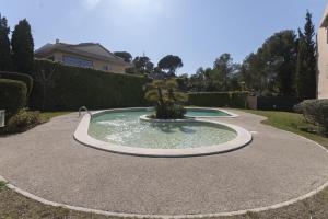 Bazén v ubytovaní Pool and sea views apartment with 1 parking space alebo v jeho blízkosti