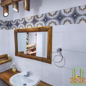 a bathroom with a sink and a mirror at Casa Passaro 3 in Córdoba