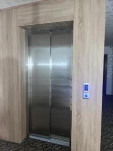 een roestvrijstalen lift in een kantoorgebouw bij Marka Hotel in Antalya