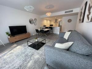 TV a/nebo společenská místnost v ubytování Riverside Benahavis Two Bedroom Holiday Apartment