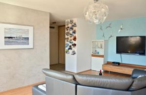 Televízia a/alebo spoločenská miestnosť v ubytovaní Apartament Piaskowy Jantar 2