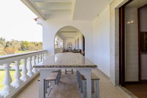 um corredor de uma casa com uma mesa e cadeiras em Casa do Calejo em Viana do Castelo