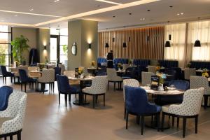 - un restaurant avec des tables et des chaises dans une salle dans l'établissement Golden Tulip Opera Alger, à Ouled Fayet
