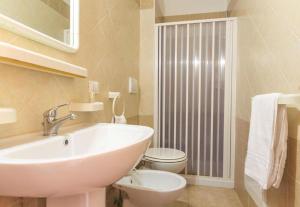 Un baño con un lavabo blanco y un inodoro. en Blue Area Apartments - FromHomeToSalento, en Torre dell'Orso 33 fotos más