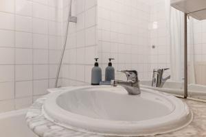 ein Waschbecken mit zwei Seifenflaschen drauf in der Unterkunft Pleasant 2BR - Perfect for long stays in Wien