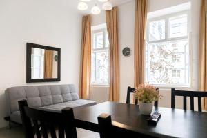 a living room with a table and a couch at 2 Pleasant Flats - Perfect for Long Stays in Vienna