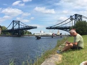 O vedere a unui râu din apropierea apartamentului +12 fotografii