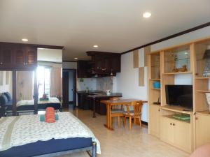 喬木提恩海灘的住宿－塔萊風景2A酒店，一间带一张床的房间和一间带桌子的厨房