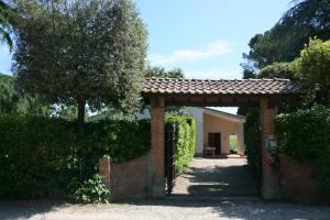 an entrance to a house with a brick archway at Villa Il Cedro in Petrignano sul Lago