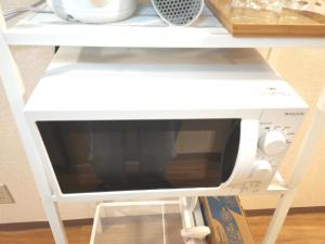 Een keuken of kitchenette bij B Shinjuku Self Check in