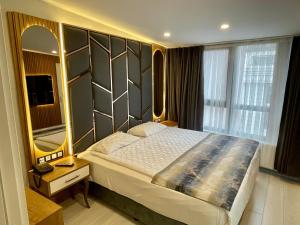 A bed or beds in a room at Crowned Hotel