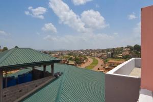 uma vista para um telhado verde sobre um edifício em Appartements Neuf de Haut Standing DM & NG à Bafoussam em Bafoussam