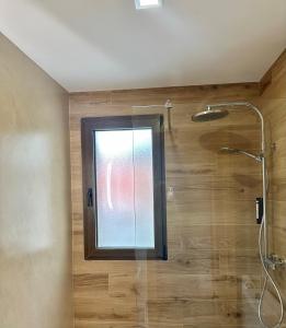 ein Bad mit einer Dusche und einem Fenster in der Unterkunft Hotel Arco San Vicente in Avila