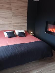Postel nebo postele na pokoji v ubytování Loft sauna jacuzzi ospariegeois