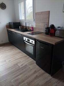 Kuchyň nebo kuchyňský kout v ubytování Loft sauna jacuzzi ospariegeois