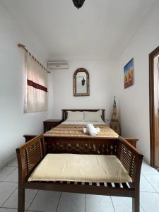 1 dormitorio con 2 camas y espejo en la pared en Riad NEJJARINE, en Marrakech