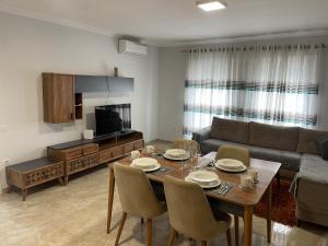 TV a/nebo společenská místnost v ubytování Roes Apartments