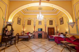 Posezení v ubytování Hotel Narain Niwas Palace