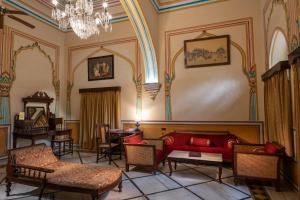 Posezení v ubytování Hotel Narain Niwas Palace