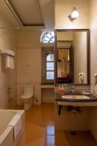 Koupelna v ubytování Hotel Narain Niwas Palace
