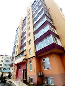ein großes Apartmenthaus mit in der Unterkunft Comfort StudioCity with balcony in Kamjanez-Podilskyj