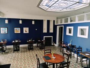 Khu vực ghế ngồi tại OYO The Lodge On The Loch Onich