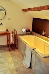 baño con bañera grande y lavamanos en Haus & Hof Guest House en Perl