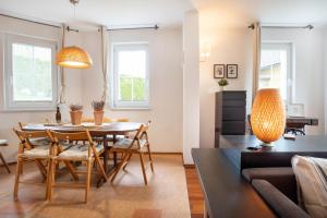 comedor y sala de estar con mesa y sillas en Alpine apartments Marcella, en Žirovnica