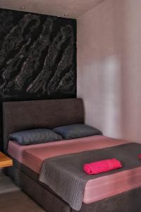 オフリドにあるMy place studioのベッド(上に赤い枕付)