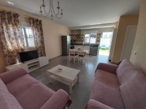 Una sala de estar con dos sofás y una mesa. en Casa Los Naranjos 3, en Cádiz