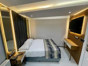 A bed or beds in a room at Crowned Hotel