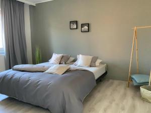 um quarto com uma cama grande com almofadas em Very cozy apartment, located in the heart of Herentals em Herentals
