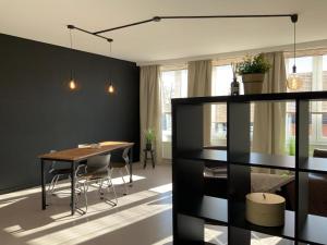 uma sala de jantar com mesa e cadeiras em Very cozy apartment, located in the heart of Herentals em Herentals