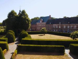 um jardim em frente a um grande edifício em Very cozy apartment, located in the heart of Herentals em Herentals