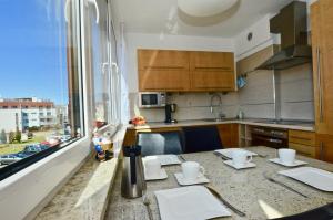 Kuchyňa alebo kuchynka v ubytovaní Apartament Piaskowy Jantar 2