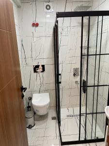 A bathroom at Crowned Hotel