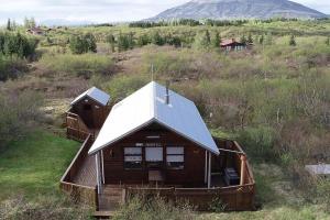 una vista aérea de una cabaña de madera con techo blanco en Vörðufell Country Cabin, en Selfoss