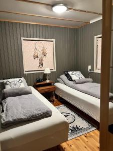 1 dormitorio con 2 camas y un cuadro en la pared en Vörðufell Country Cabin, en Selfoss