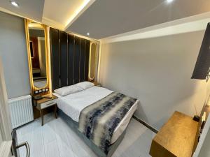 A bed or beds in a room at Crowned Hotel