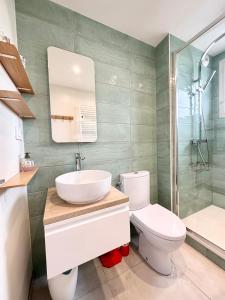 La salle de bains est pourvue d'un lavabo, de toilettes et d'une douche. dans l'établissement Lovely ! T3 Duplex Hyper Cocooning, à Quiberon